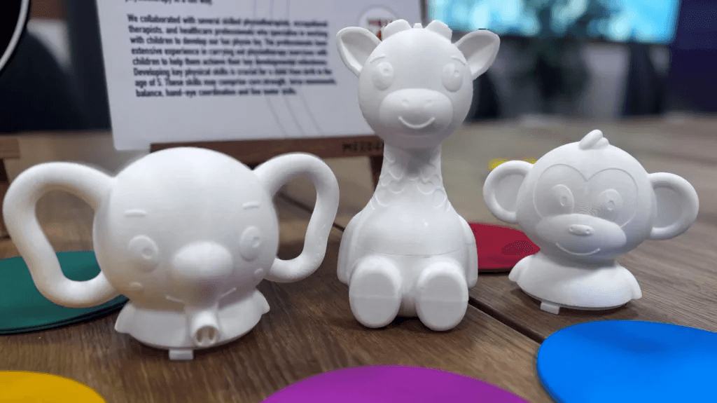 Close-up of interchangeable Moti Me character heads including elephant, monkey, and giraffe